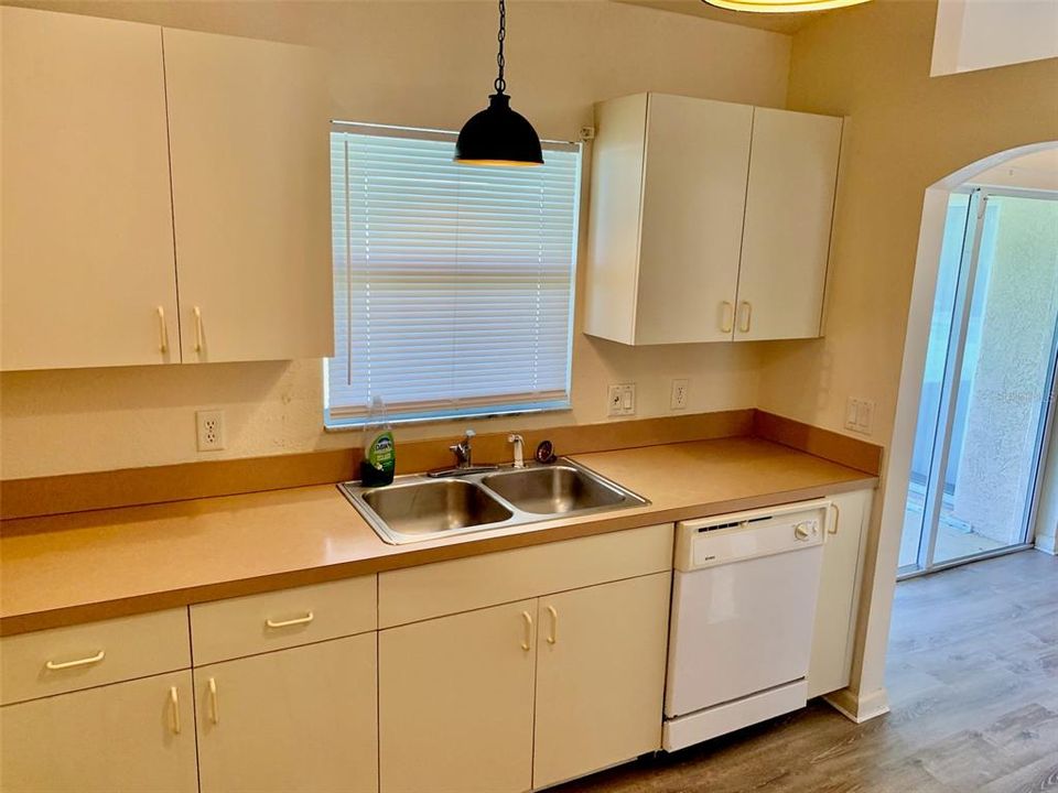 В аренду: $1,800 (3 спален, 2 ванн, 1405 Квадратных фут)
