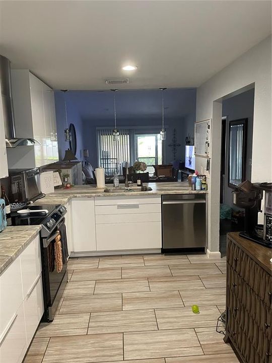 For Sale: $230,000 (2 beds, 2 baths, 930 Square Feet)