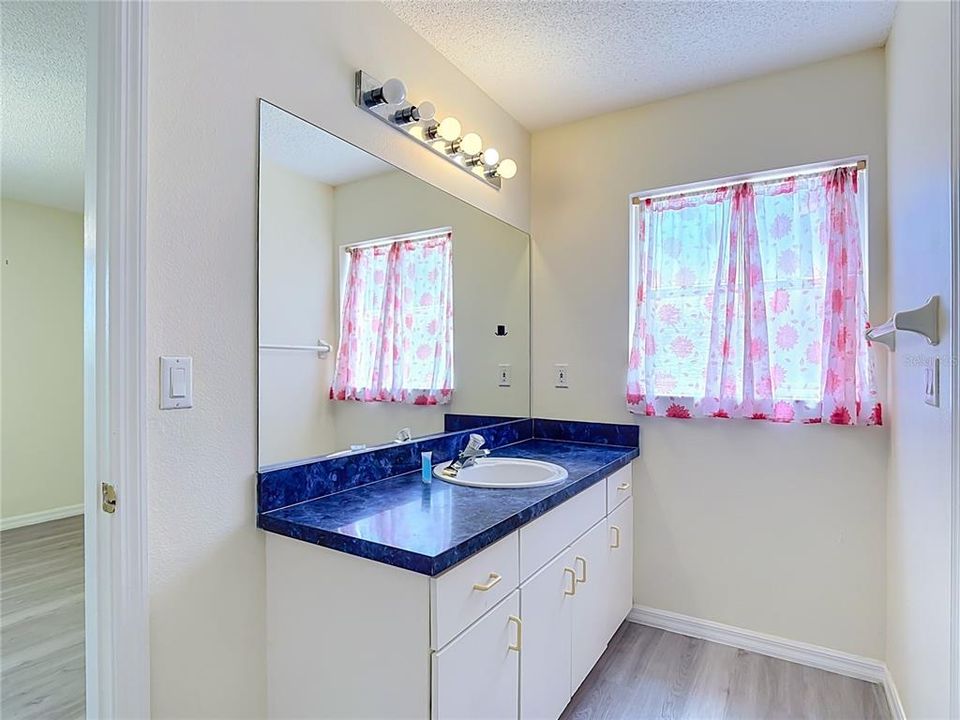 En Venta: $359,000 (4 camas, 2 baños, 1481 Pies cuadrados)