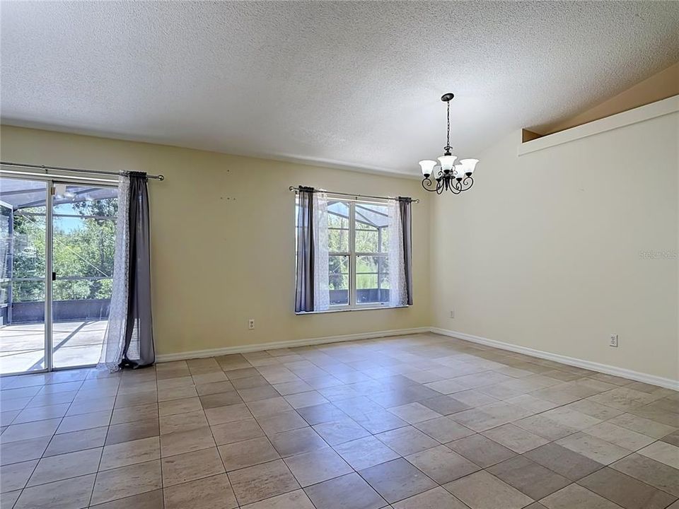 En Venta: $359,000 (4 camas, 2 baños, 1481 Pies cuadrados)