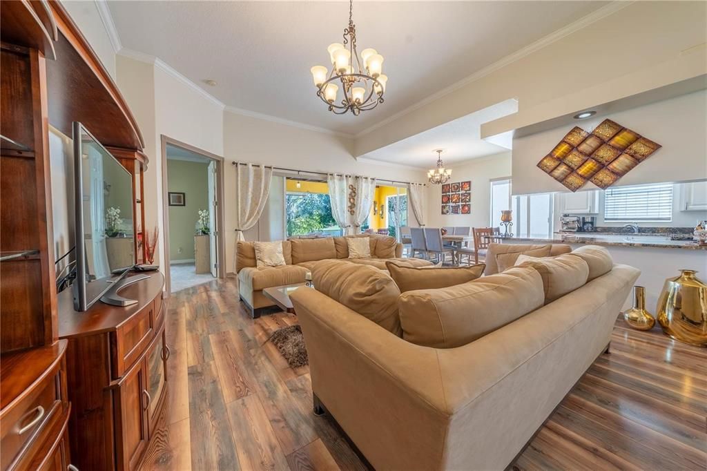 На продажу: $665,000 (3 спален, 2 ванн, 2005 Квадратных фут)