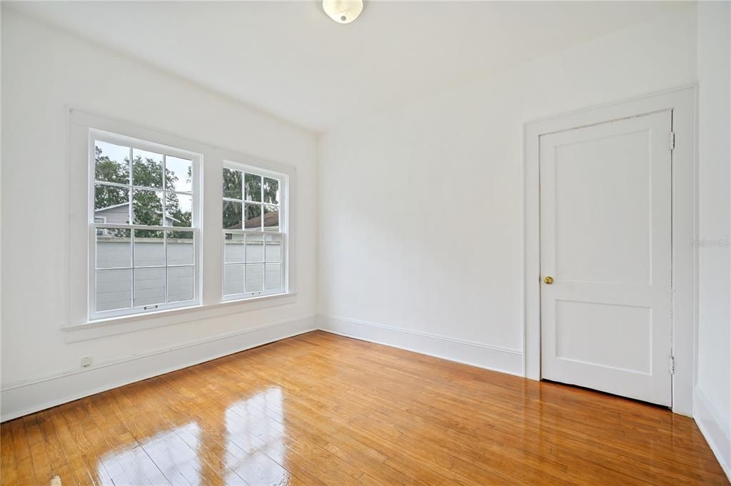 En Venta: $599,000 (5 camas, 2 baños, 2400 Pies cuadrados)