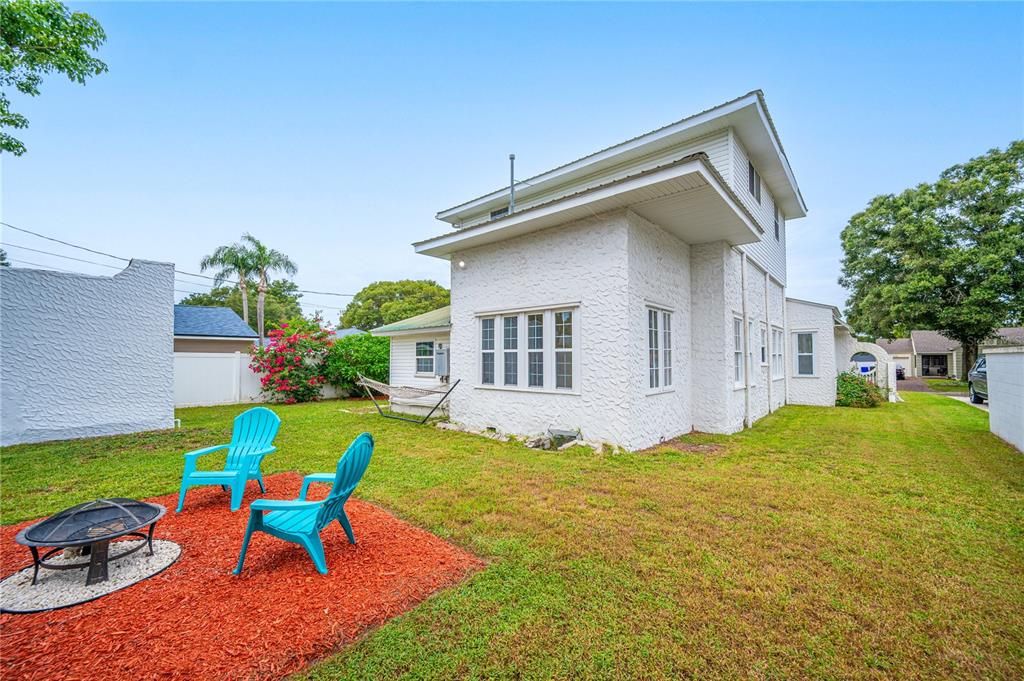 En Venta: $599,000 (5 camas, 2 baños, 2400 Pies cuadrados)