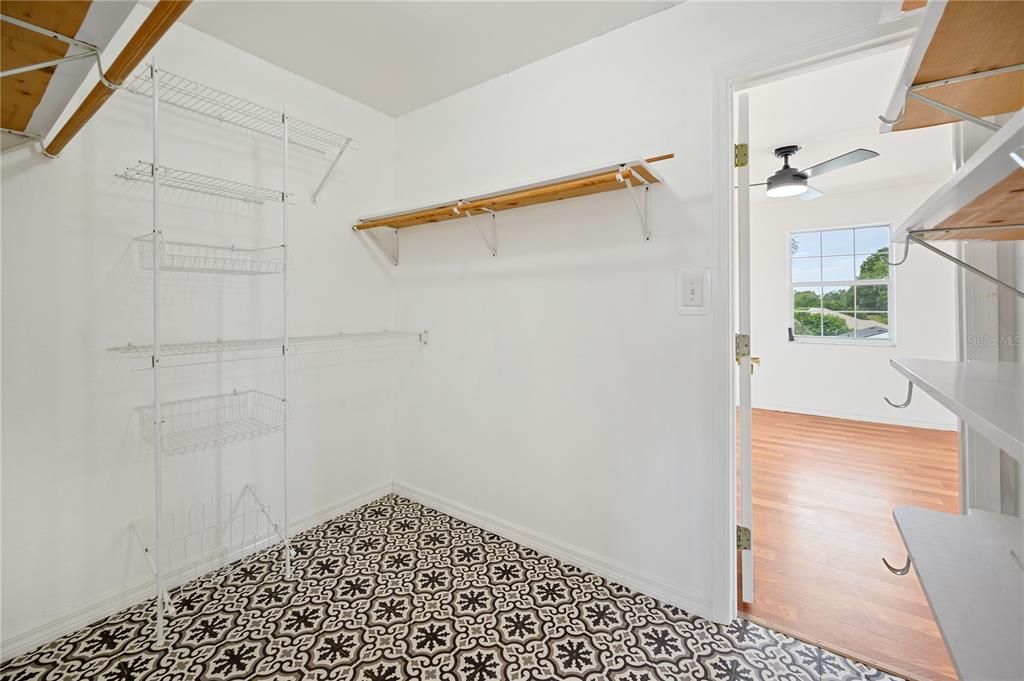En Venta: $599,000 (5 camas, 2 baños, 2400 Pies cuadrados)