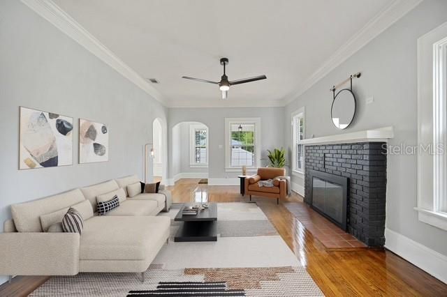 En Venta: $599,000 (5 camas, 2 baños, 2400 Pies cuadrados)