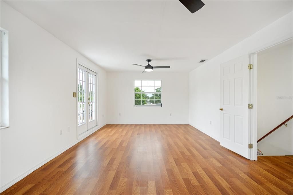 En Venta: $599,000 (5 camas, 2 baños, 2400 Pies cuadrados)