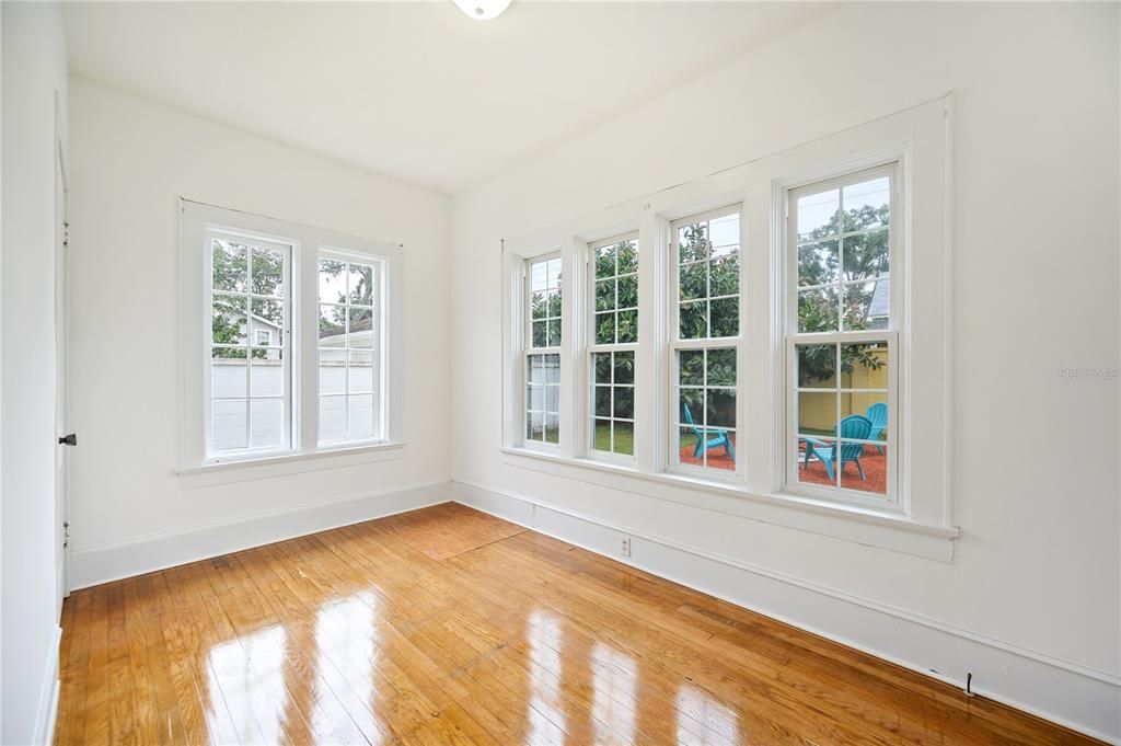 En Venta: $599,000 (5 camas, 2 baños, 2400 Pies cuadrados)
