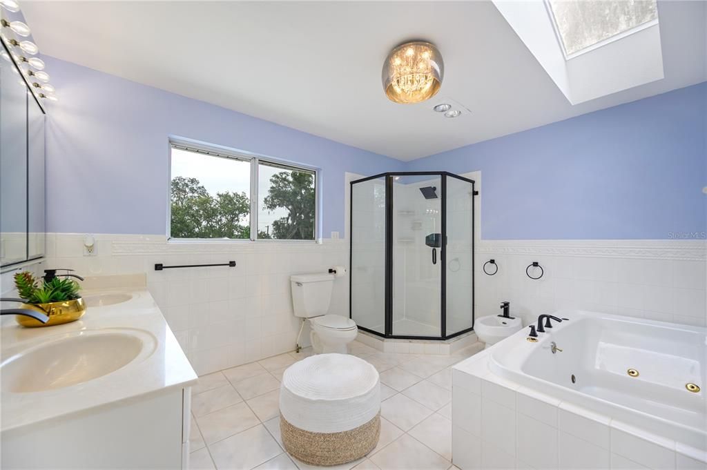 En Venta: $599,000 (5 camas, 2 baños, 2400 Pies cuadrados)