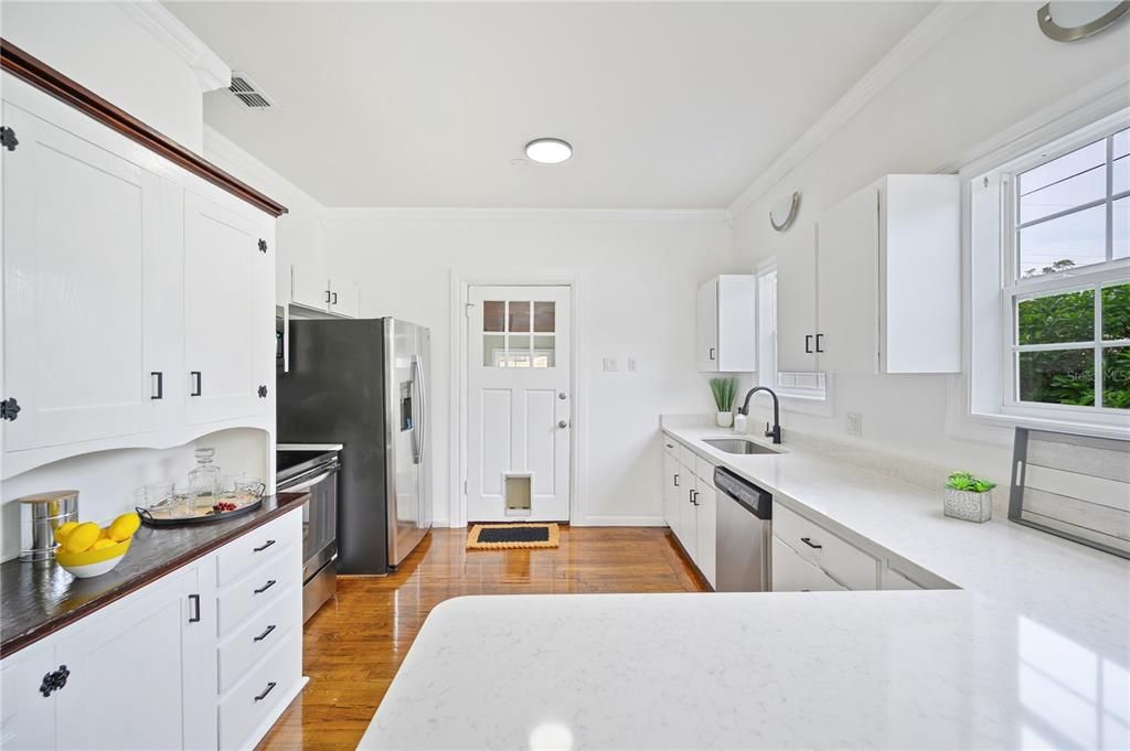 En Venta: $599,000 (5 camas, 2 baños, 2400 Pies cuadrados)