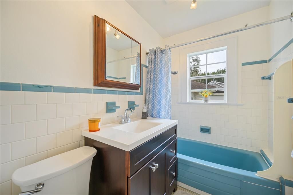 En Venta: $599,000 (5 camas, 2 baños, 2400 Pies cuadrados)
