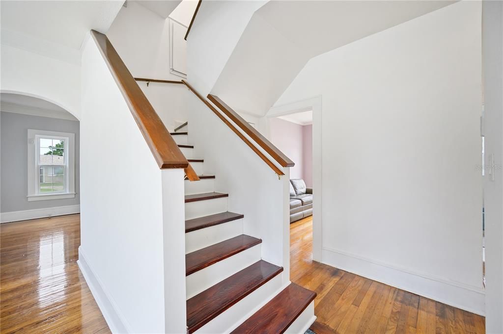 En Venta: $599,000 (5 camas, 2 baños, 2400 Pies cuadrados)