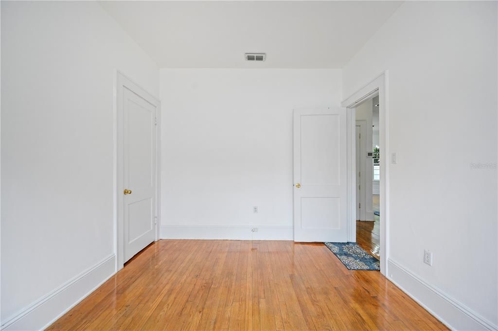 En Venta: $599,000 (5 camas, 2 baños, 2400 Pies cuadrados)