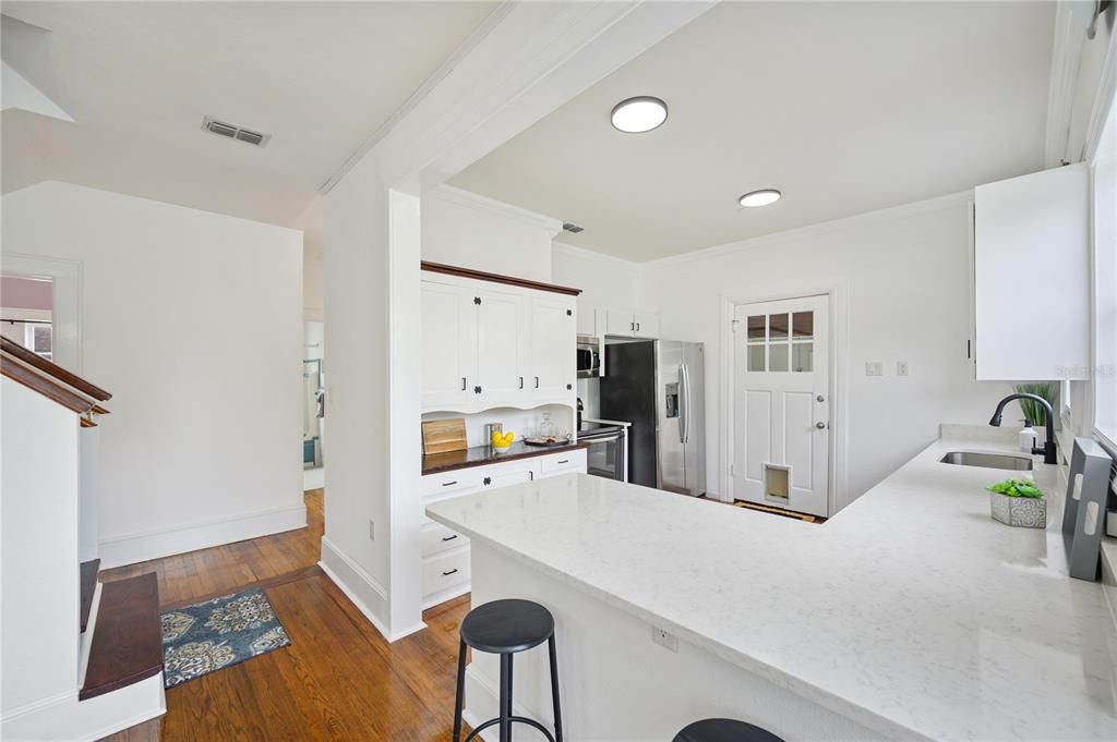 En Venta: $599,000 (5 camas, 2 baños, 2400 Pies cuadrados)