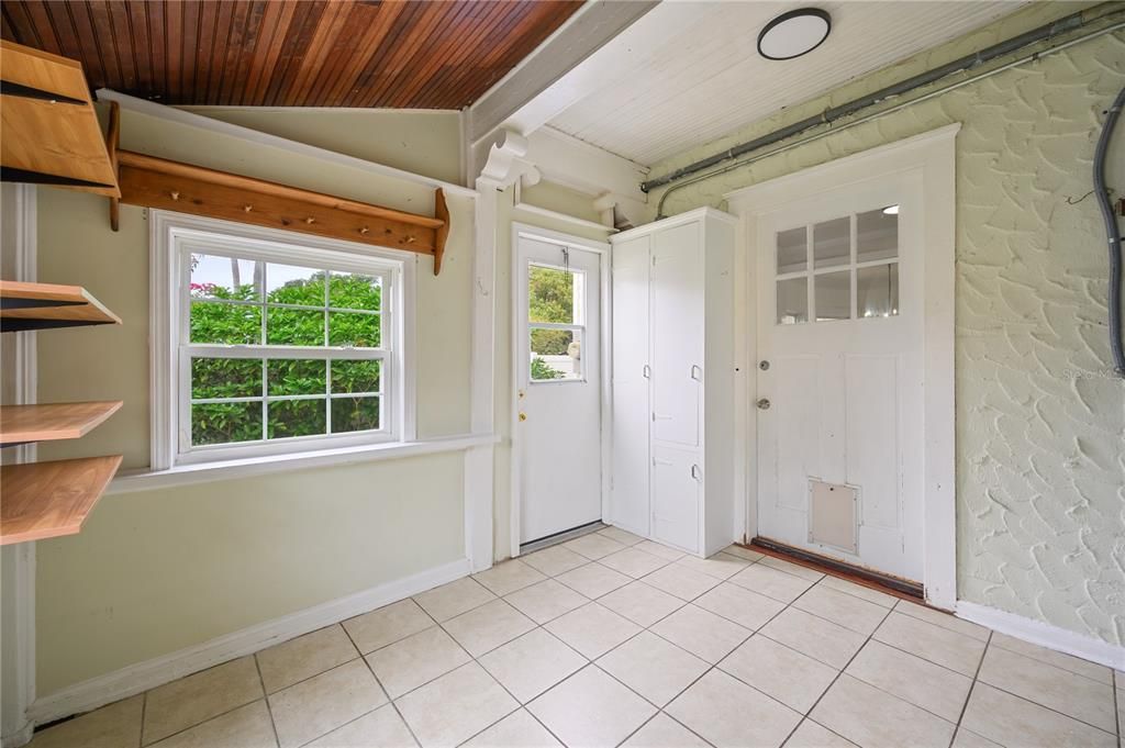 En Venta: $599,000 (5 camas, 2 baños, 2400 Pies cuadrados)