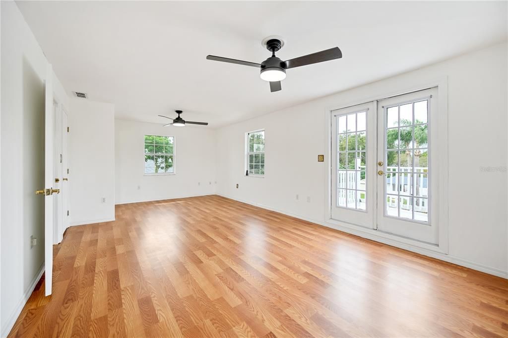 En Venta: $599,000 (5 camas, 2 baños, 2400 Pies cuadrados)