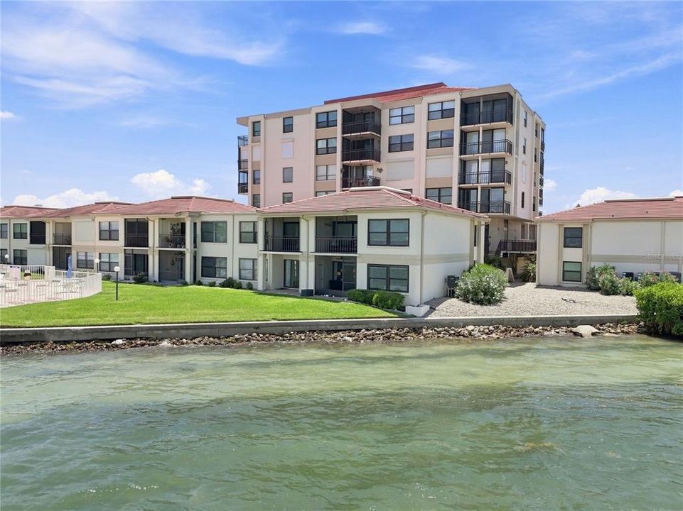 En Venta: $425,000 (2 camas, 2 baños, 890 Pies cuadrados)