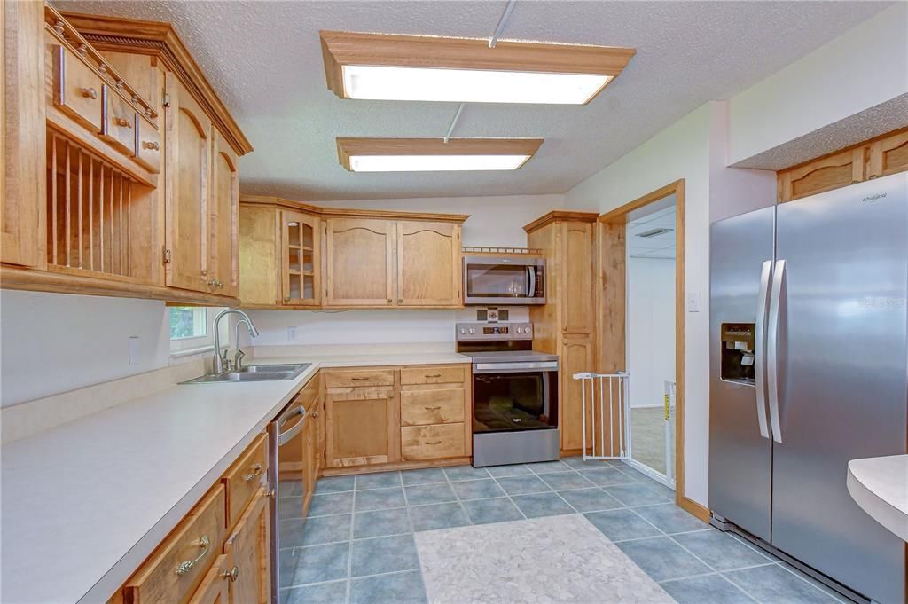 На продажу: $335,000 (4 спален, 2 ванн, 1956 Квадратных фут)