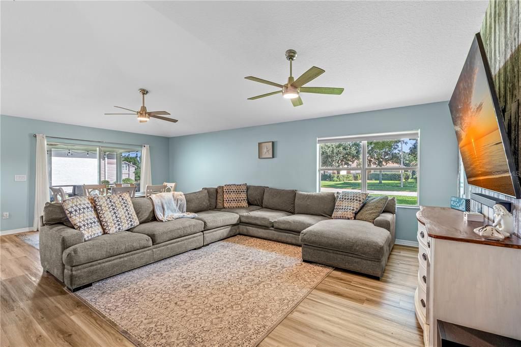 For Sale: $379,900 (3 beds, 2 baths, 1665 Square Feet)