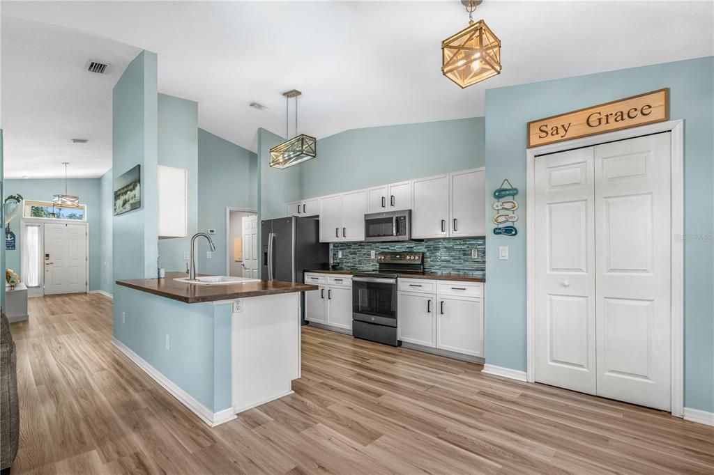 For Sale: $379,900 (3 beds, 2 baths, 1665 Square Feet)