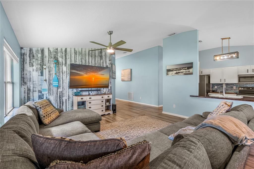 For Sale: $379,900 (3 beds, 2 baths, 1665 Square Feet)