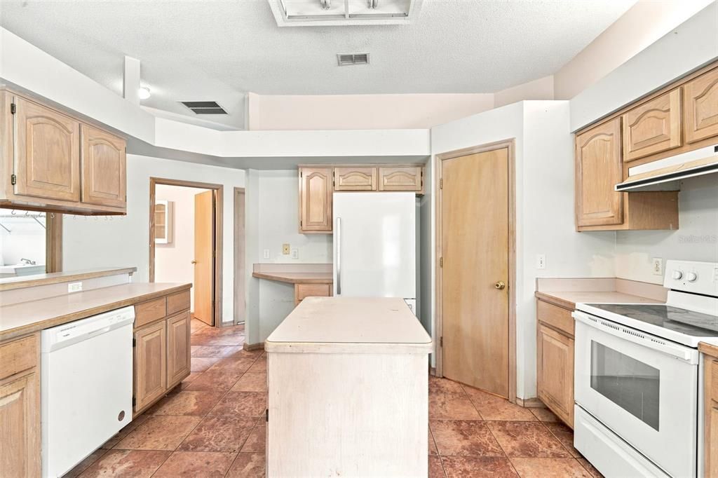 На продажу: $349,900 (4 спален, 2 ванн, 2313 Квадратных фут)