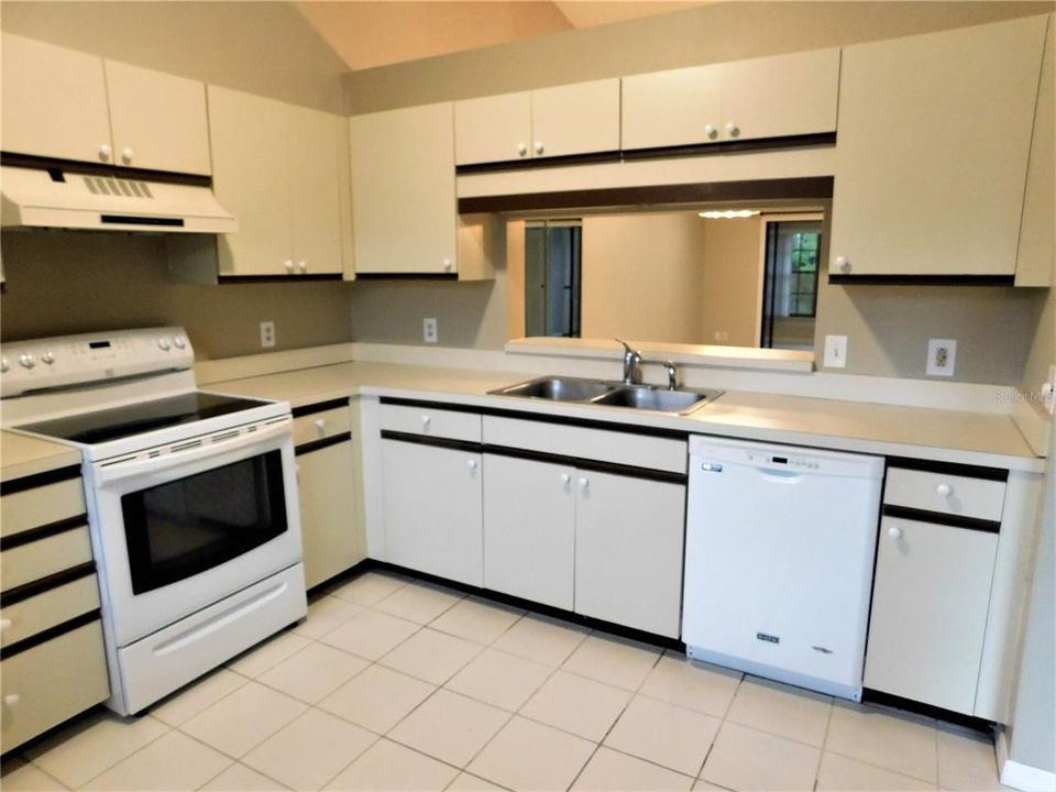 For Rent: $1,900 (2 beds, 2 baths, 980 Square Feet)