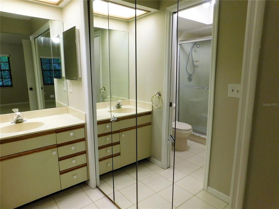 For Rent: $1,900 (2 beds, 2 baths, 980 Square Feet)