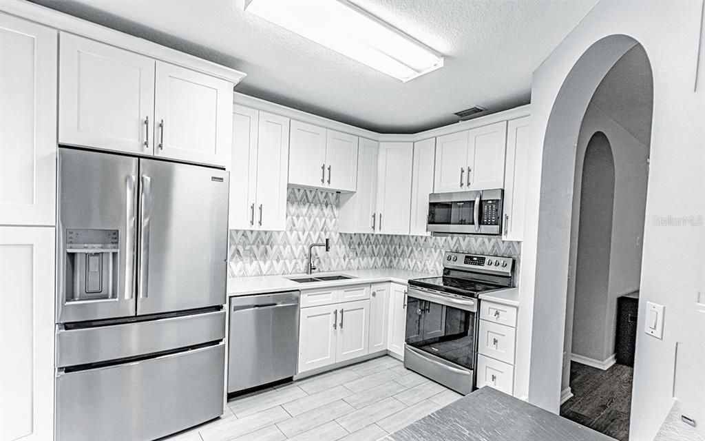 На продажу: $360,000 (4 спален, 2 ванн, 1754 Квадратных фут)