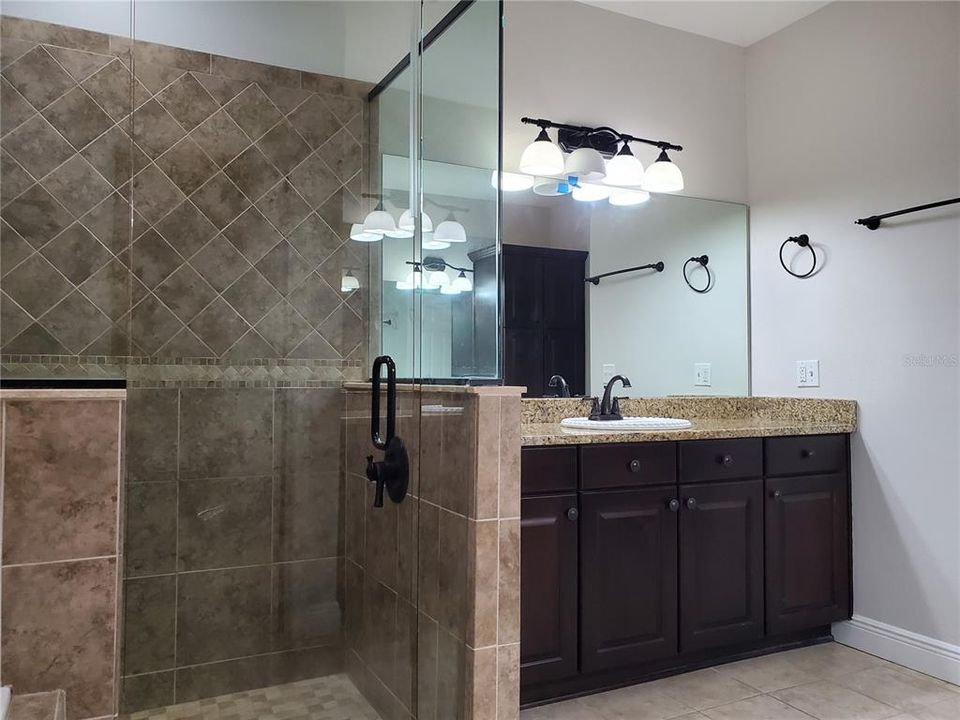 В аренду: $4,500 (5 спален, 4 ванн, 3961 Квадратных фут)