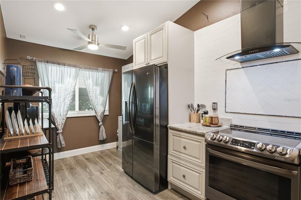 For Sale: $300,000 (2 beds, 2 baths, 1098 Square Feet)