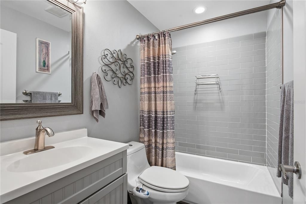 For Sale: $300,000 (2 beds, 2 baths, 1098 Square Feet)