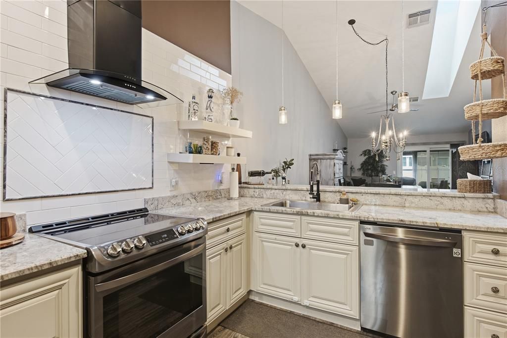 For Sale: $300,000 (2 beds, 2 baths, 1098 Square Feet)