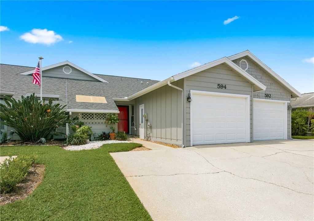 For Sale: $300,000 (2 beds, 2 baths, 1098 Square Feet)