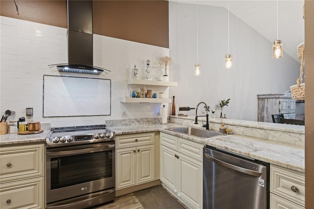 For Sale: $300,000 (2 beds, 2 baths, 1098 Square Feet)