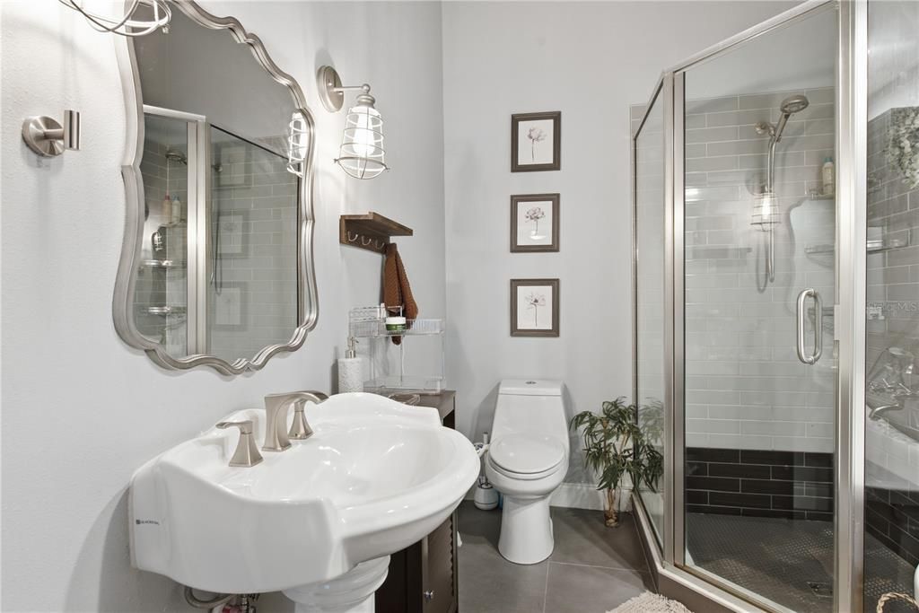 For Sale: $300,000 (2 beds, 2 baths, 1098 Square Feet)