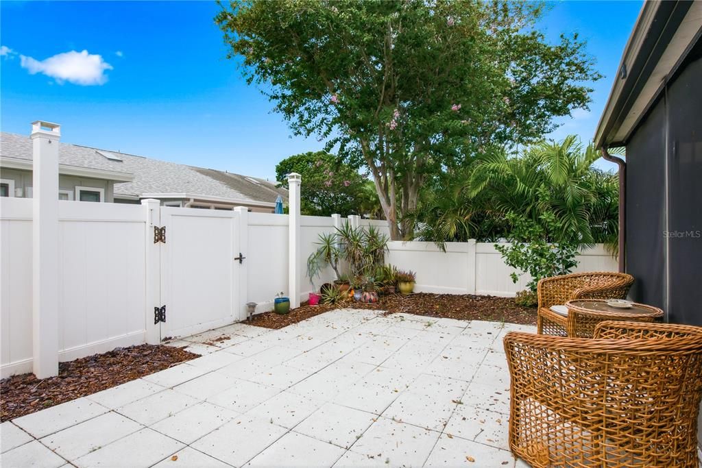 For Sale: $300,000 (2 beds, 2 baths, 1098 Square Feet)