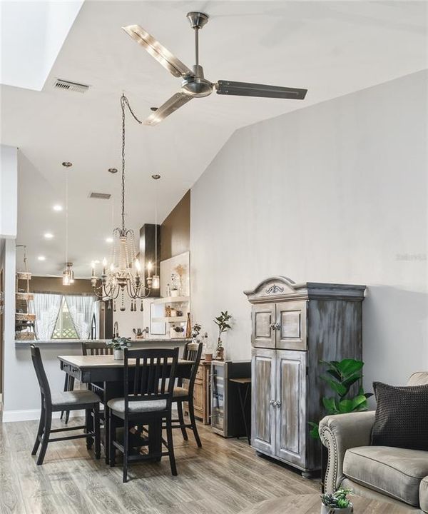 For Sale: $300,000 (2 beds, 2 baths, 1098 Square Feet)