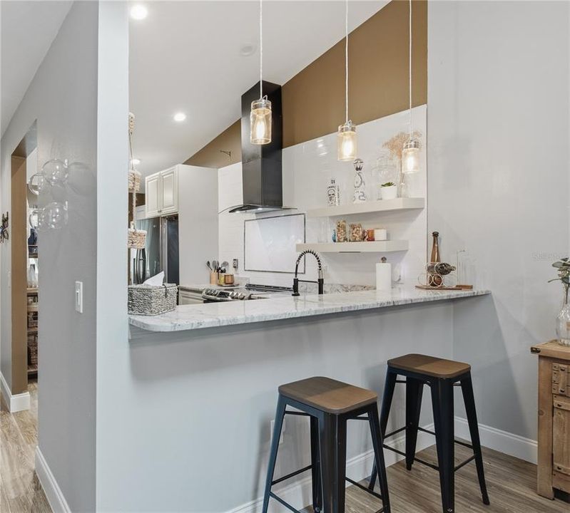 For Sale: $300,000 (2 beds, 2 baths, 1098 Square Feet)