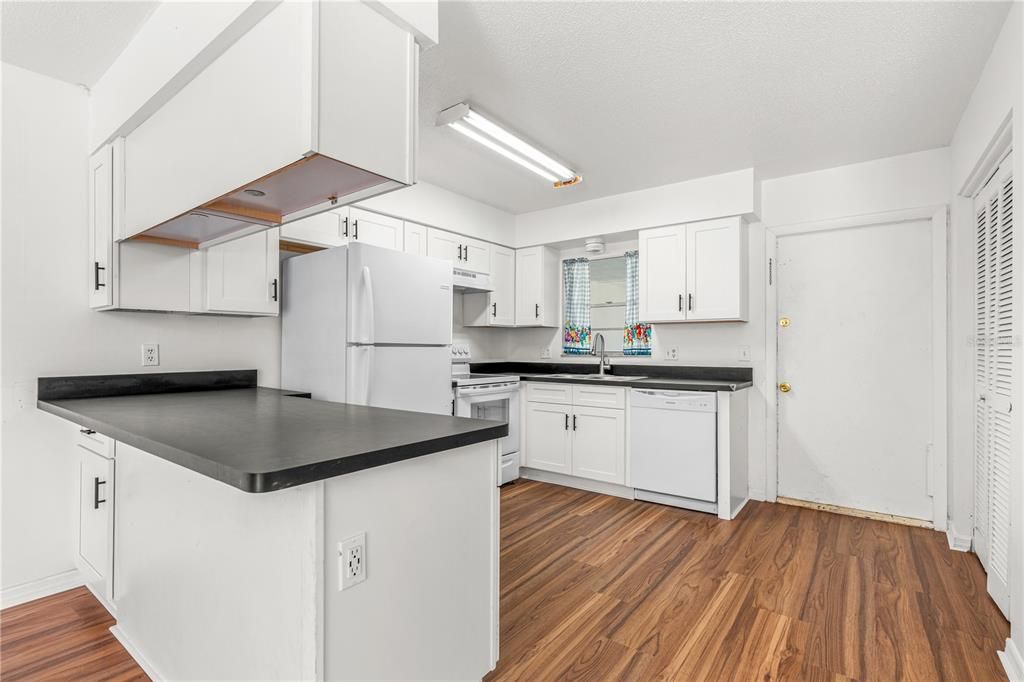 En Venta: $465,000 (4 camas, 4 baños, 2368 Pies cuadrados)