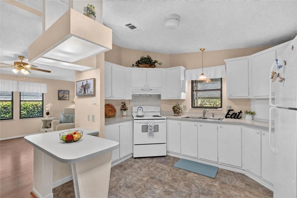На продажу: $179,900 (2 спален, 2 ванн, 1184 Квадратных фут)