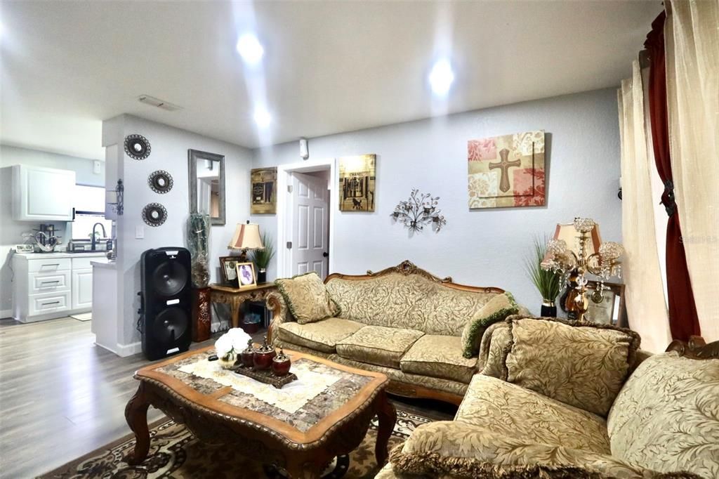 En Venta: $345,000 (4 camas, 2 baños, 1365 Pies cuadrados)