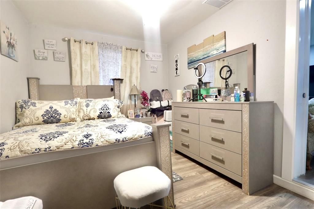 En Venta: $345,000 (4 camas, 2 baños, 1365 Pies cuadrados)