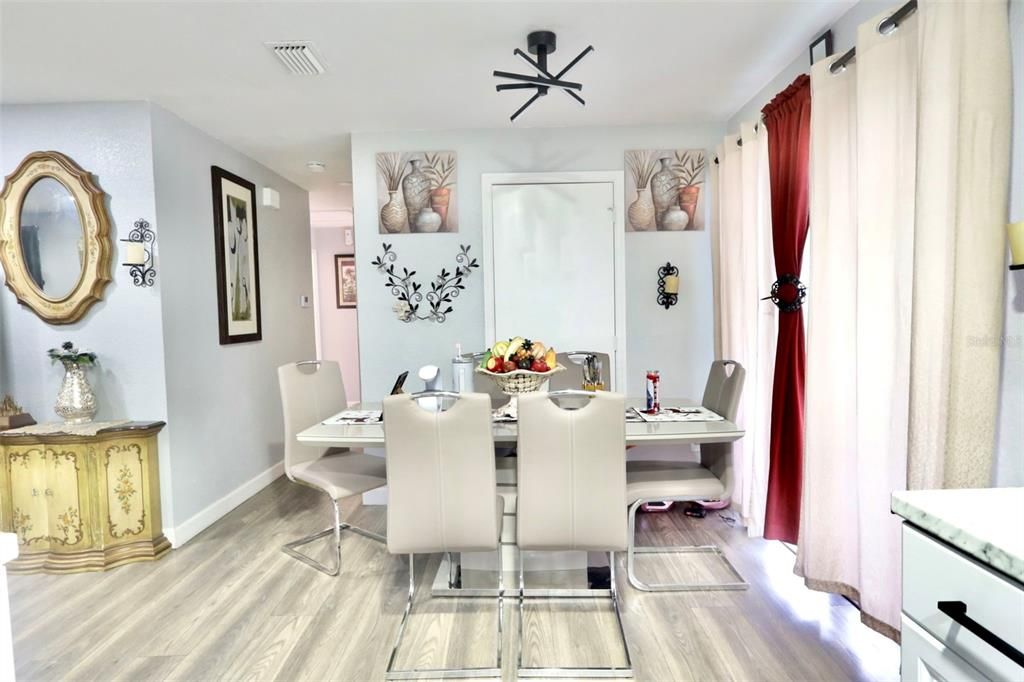 En Venta: $345,000 (4 camas, 2 baños, 1365 Pies cuadrados)