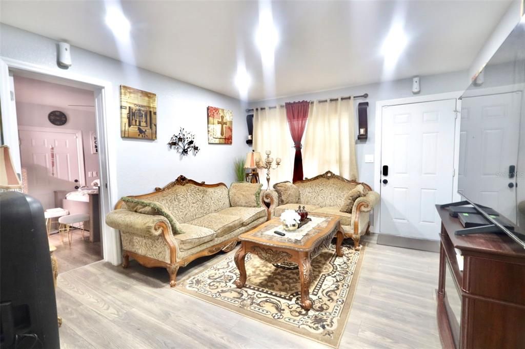 En Venta: $345,000 (4 camas, 2 baños, 1365 Pies cuadrados)