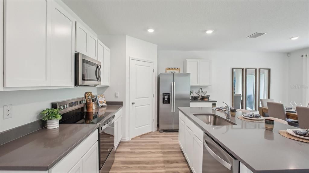 На продажу: $367,965 (4 спален, 2 ванн, 1882 Квадратных фут)