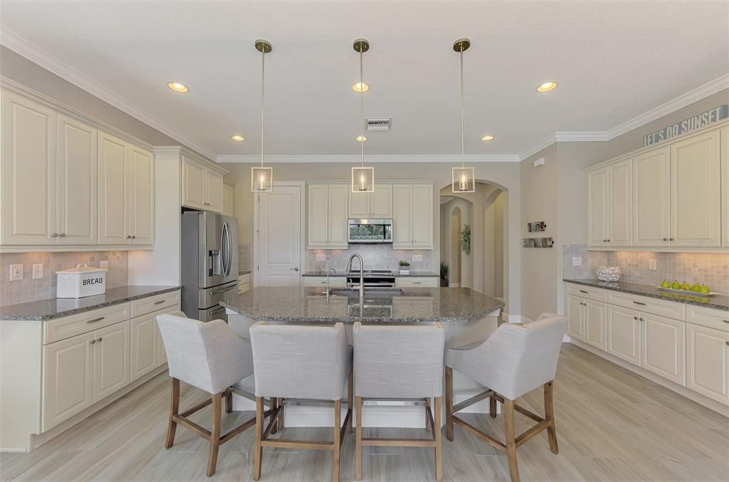 Activo con contrato: $859,000 (4 camas, 3 baños, 2386 Pies cuadrados)