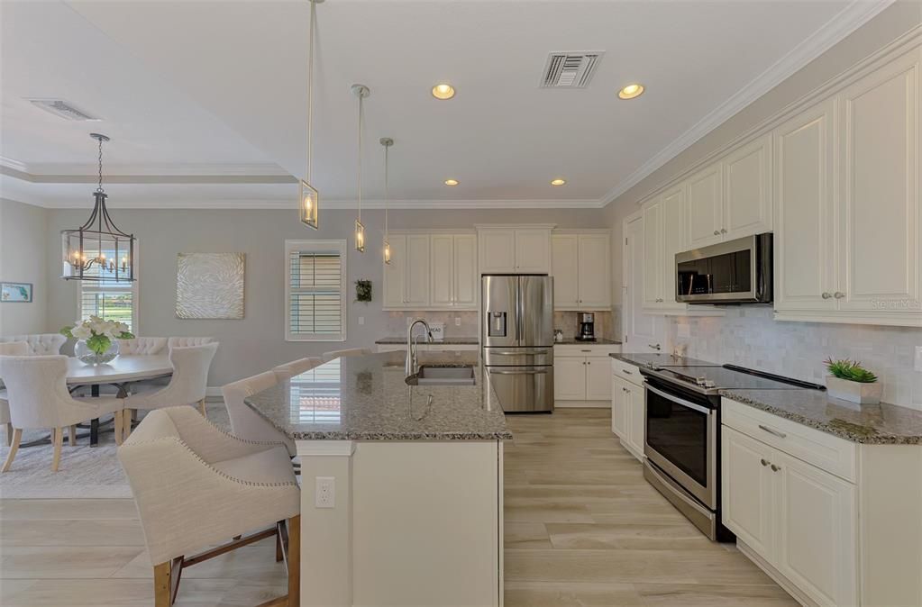Activo con contrato: $859,000 (4 camas, 3 baños, 2386 Pies cuadrados)