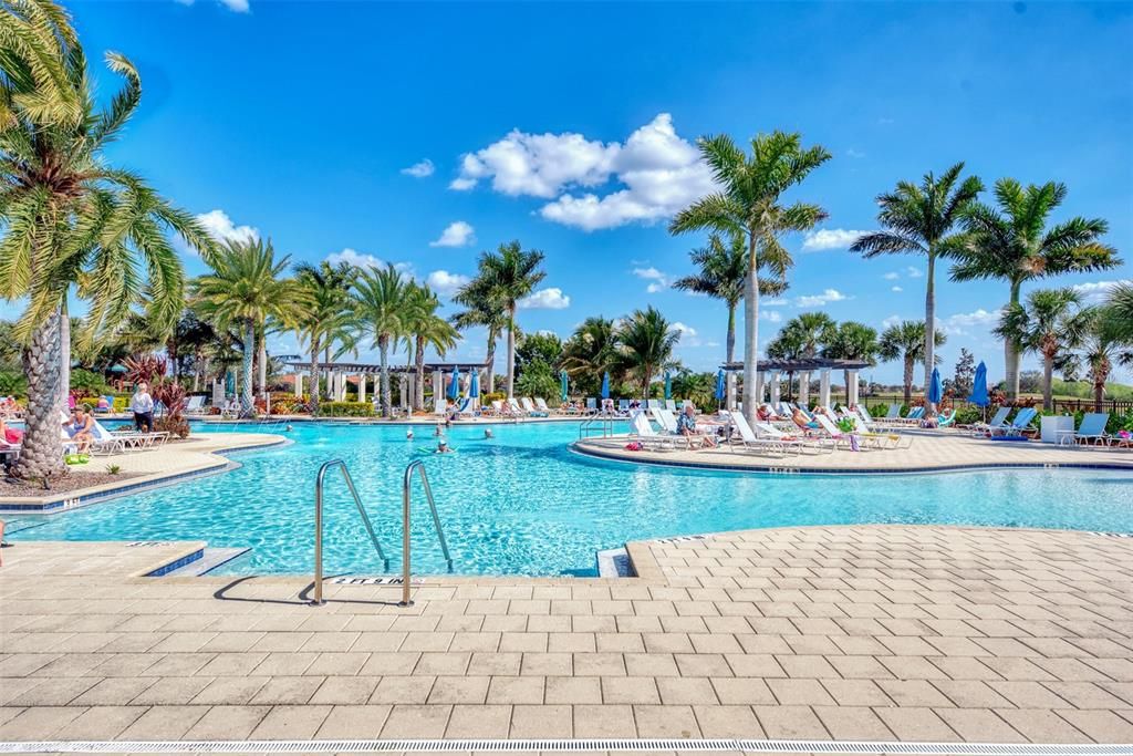 Activo con contrato: $859,000 (4 camas, 3 baños, 2386 Pies cuadrados)