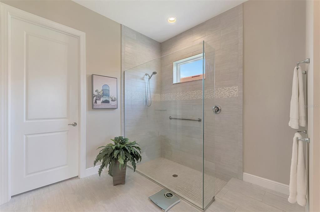 Activo con contrato: $859,000 (4 camas, 3 baños, 2386 Pies cuadrados)