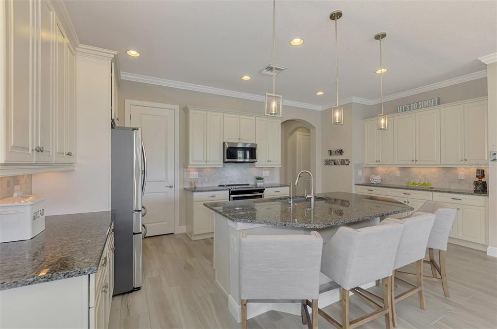 Activo con contrato: $859,000 (4 camas, 3 baños, 2386 Pies cuadrados)